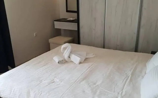 2-bed - Sleeps 4 - w Parking