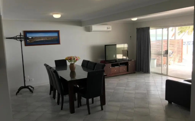 Beachside & Jetty View Apartment 6 - Captain's Apartment