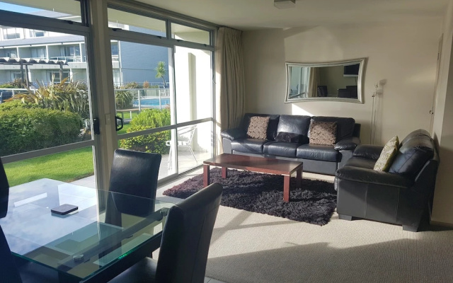 300 Lake Terrace C4
