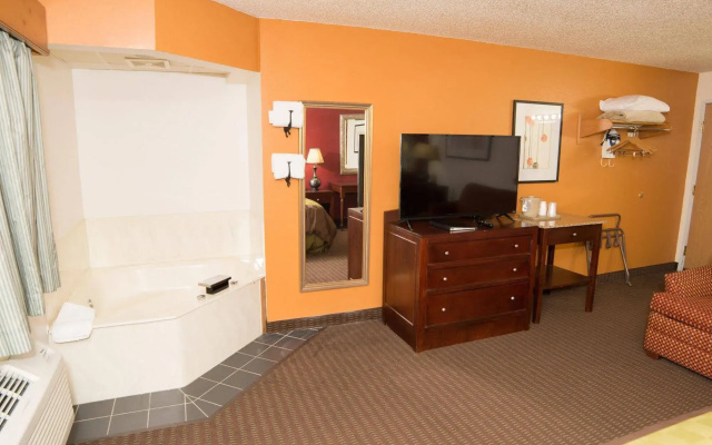 HomeTown Inn & Suites