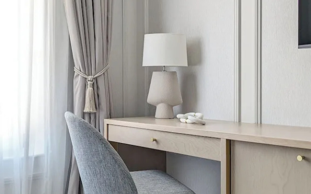 Maison a Deux Mains