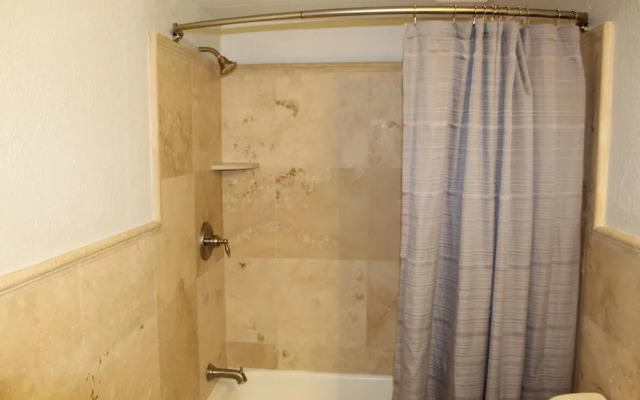 Excellent Location! On Campus Studio Sleeps 4