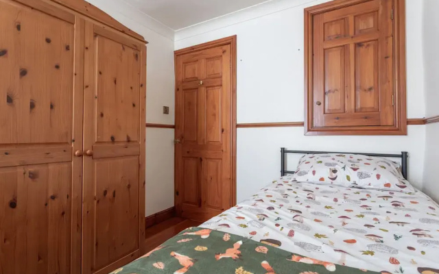 Haworth Village House - Sleeps 6, Parking & Pets!