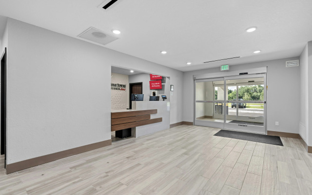 HomeTowne Studios by Red Roof Bradenton