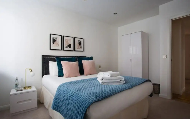 Flying Butler Croydon Apartment