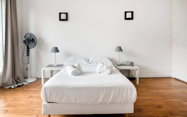 Bright Champerret Apartment Fits 4 in Paris 17th!