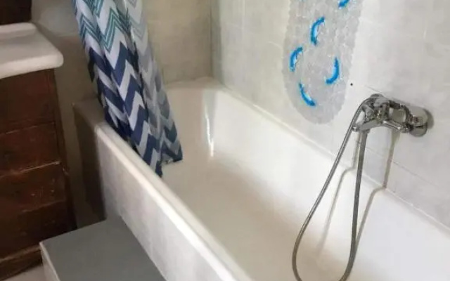 Tota's guest house, 4 min walk to the beach