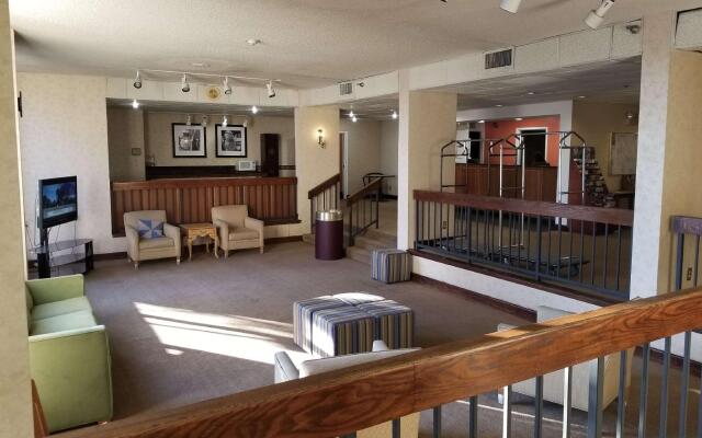 Отель Travel Inn - Columbus North США, Колумбус - отзывы, цены и фото номеров - забронировать отель Travel Inn - Columbus North онлайн интерьер отеля