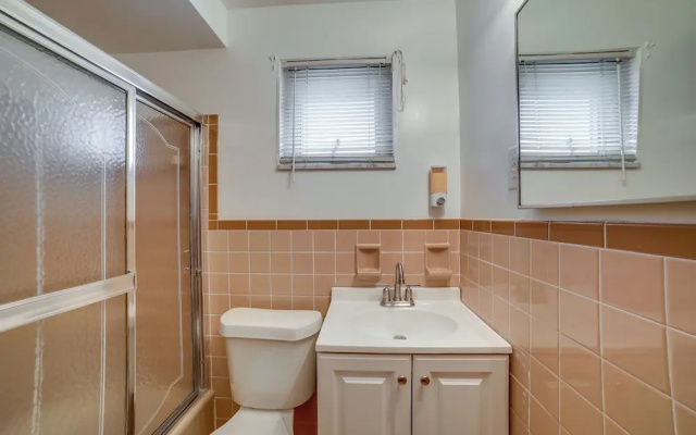 3 Mi to Downtown: Pittsburgh Home w/ Balcony!