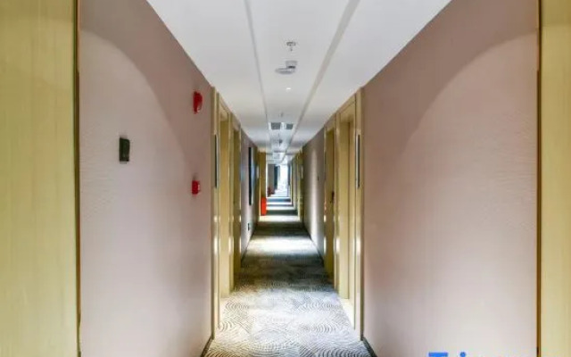 Yishang Hotel (Haiya Binfencheng Lingzhi Subway Station)