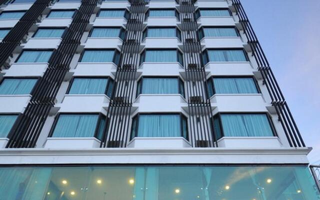 Raha Grand Hotel Пхукет вид на фасад