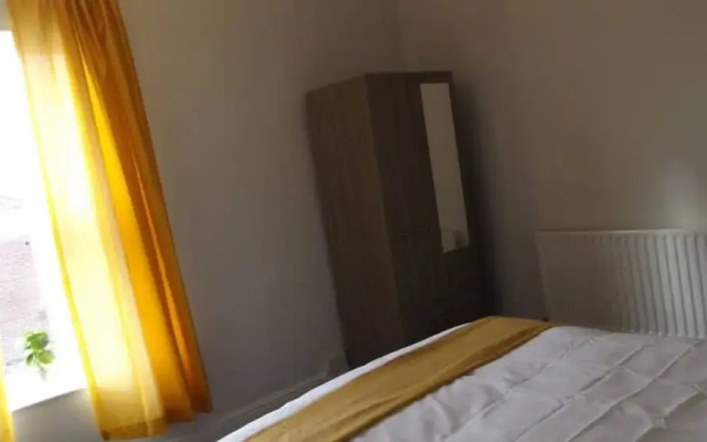 Room in Guest Room - Bright Double Room in Stoke