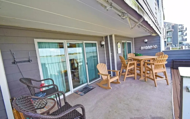 Harbour Island 102M 2 Bedroom Condo by RedAwning