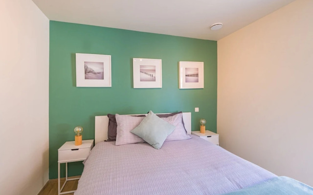 Modern Apartment Within Walking Distance of the se
