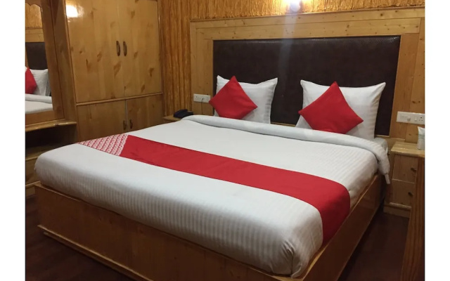 OYO 27855 Hotel Holiday Villa