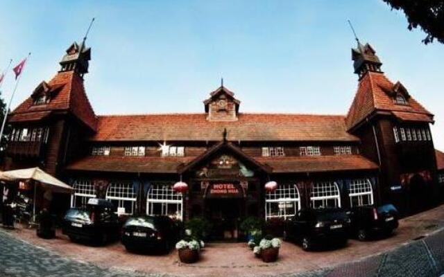 Hotel Zhong Hua вид на фасад