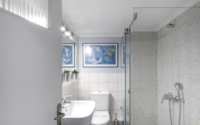 Modern Studio opposite the Areios Pagos court.