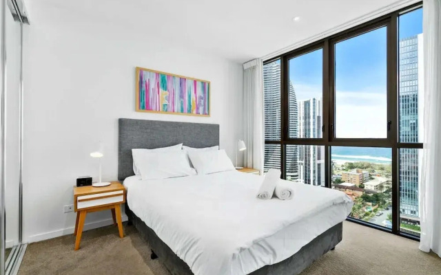 Elegant 2-bed With Stunning Views, Pool, Bbq, Gym