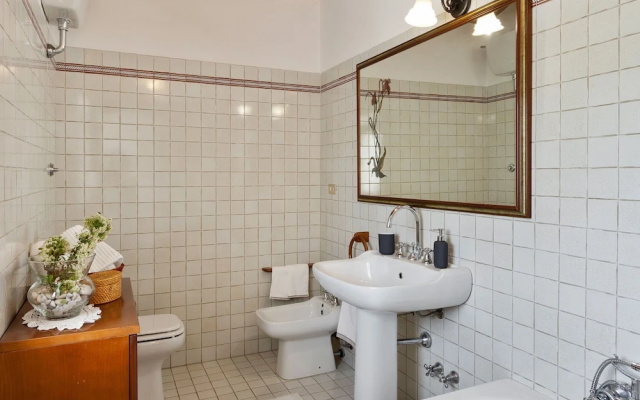 Delightful Villa in Varano with Fireplace