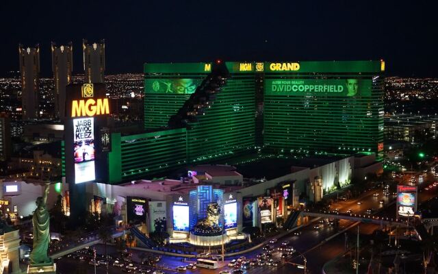 Отель The SKYLOFTS at MGM Grand США, Лас-Вегас - отзывы, цены и фото номеров - забронировать отель The SKYLOFTS at MGM Grand онлайн вид на фасад