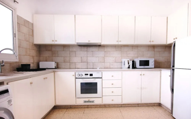 Phaedrus Living: Modern City View Flat Nafi