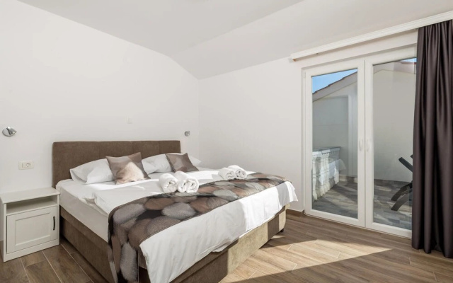 Amazing Home in Banjol With Jacuzzi, 3 Bedrooms and Wifi