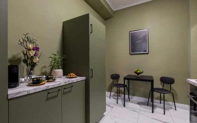 Delightful University Square 1BR, Balcony Church Views
