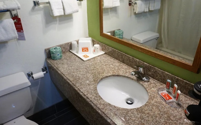 Econo Lodge & Suites