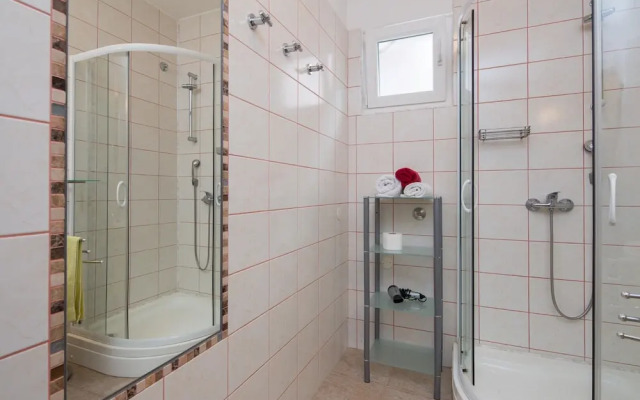 2 - Modern Apartment With Garden, 80m From Beach
