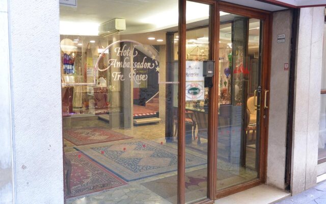Hotel Ambassador Tre Rose вид на фасад