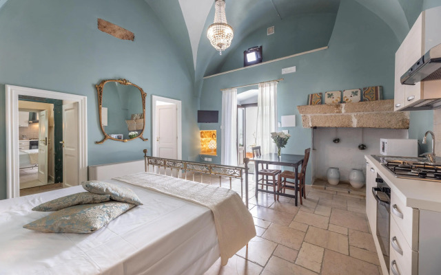 Century Old Studio, Pool