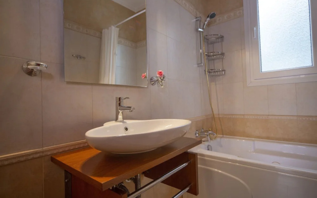 Beach Flat With Garden, Jacuzzi, BBQ