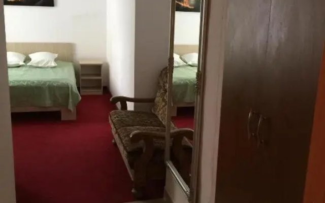 Hotel Rares