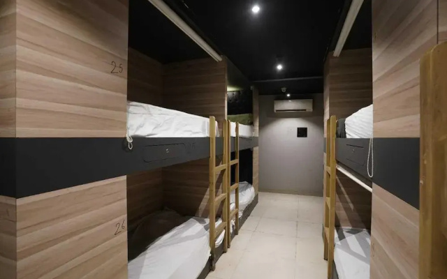 Single Bed Stays in Mixed Dormitory Room Andheri