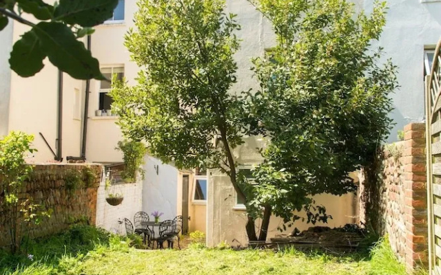 Bright and Spacious 1 Bedroom Flat With Garden