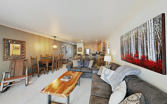 2BR w/ Hot Tub, Pool & Free Shuttle