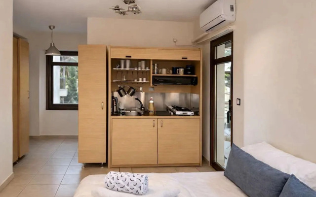 Bright Studio w Balcony - Near Thessaloniki Center
