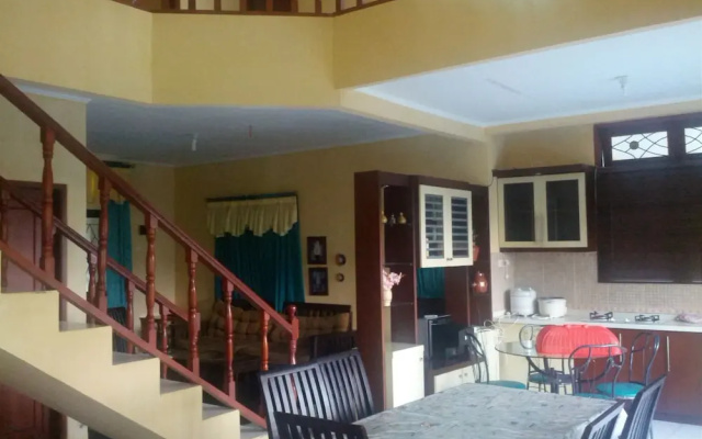Villa Abdi Cipanas with Swimming Pool