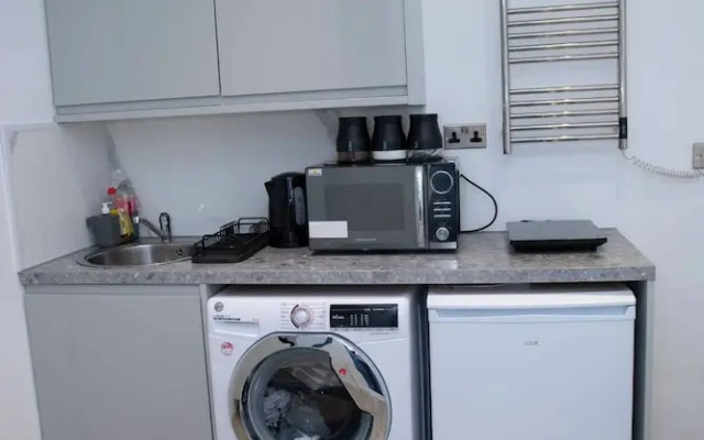 Modern 1 Bedroom Apartment in Quiet Tilbury Town