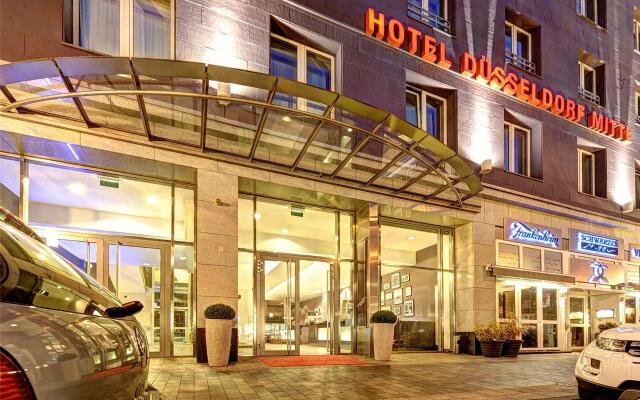 Отель Düsseldorf Mitte Германия, Дюссельдорф - 10 отзывов об отеле, цены и фото номеров - забронировать отель Düsseldorf Mitte онлайн вид на фасад