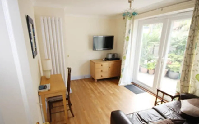 Detached House, 2 Bed, Sleeps 4, Parking