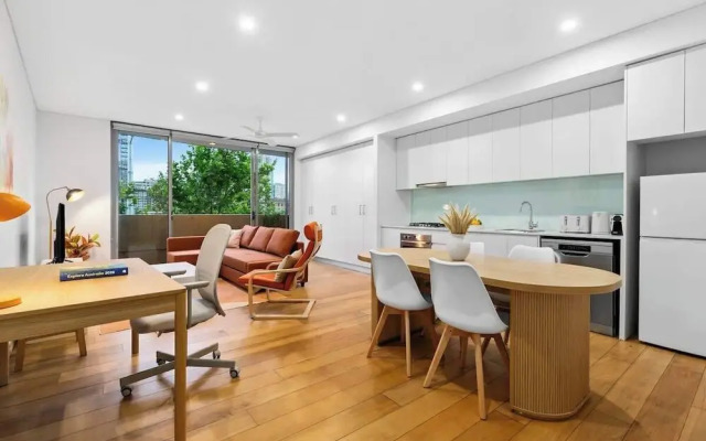 Central Art-filled 2 Beds With Balcony Aircon