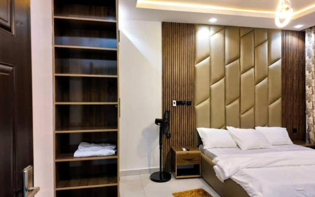 Dwellux Apartment