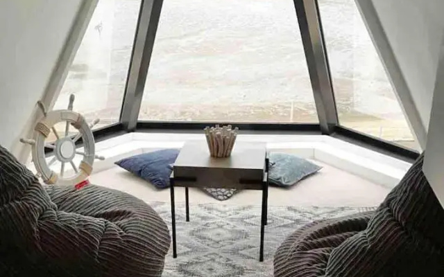 Lovely 2 bedroom modern loft apartment sea view