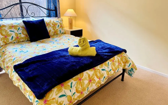 Lakeside Getaway - 4BR Jetty Wi-fi Waterfront