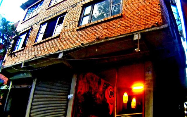 Отель Monkey Temple Backpackers Hostel Непал, Катманду - отзывы, цены и фото номеров - забронировать отель Monkey Temple Backpackers Hostel онлайн вид на фасад