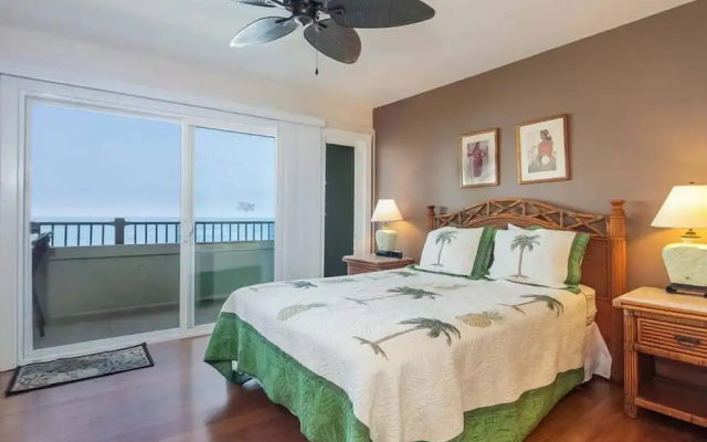 Banyan Tree Condo W/ Pool & Ocean Front!