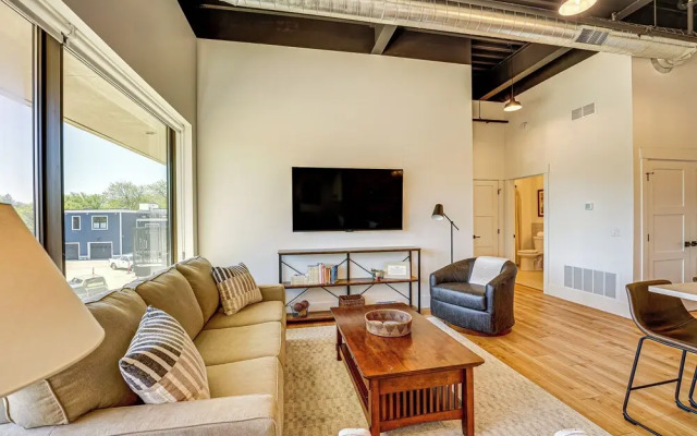 Downtown Grand Haven Condo - Walk to Boardwalk!