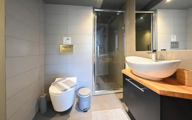 Gazi Metro APT Urban Balcony Oasis