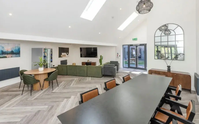 Riverside House by UTDM